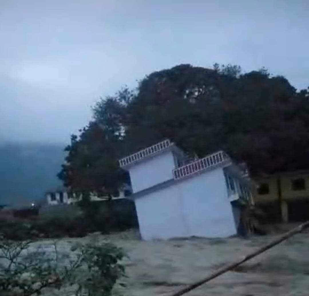 कुशेश्वर महादेव मन्दिर परिसरमा रहेको गुरुकुलका ३३ जना नदी बिचमा अलपत्र