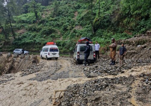 बर्सातका कारण सडकमा लेदो थुप्रिएपछि बीपी राजमार्ग एकतर्फी