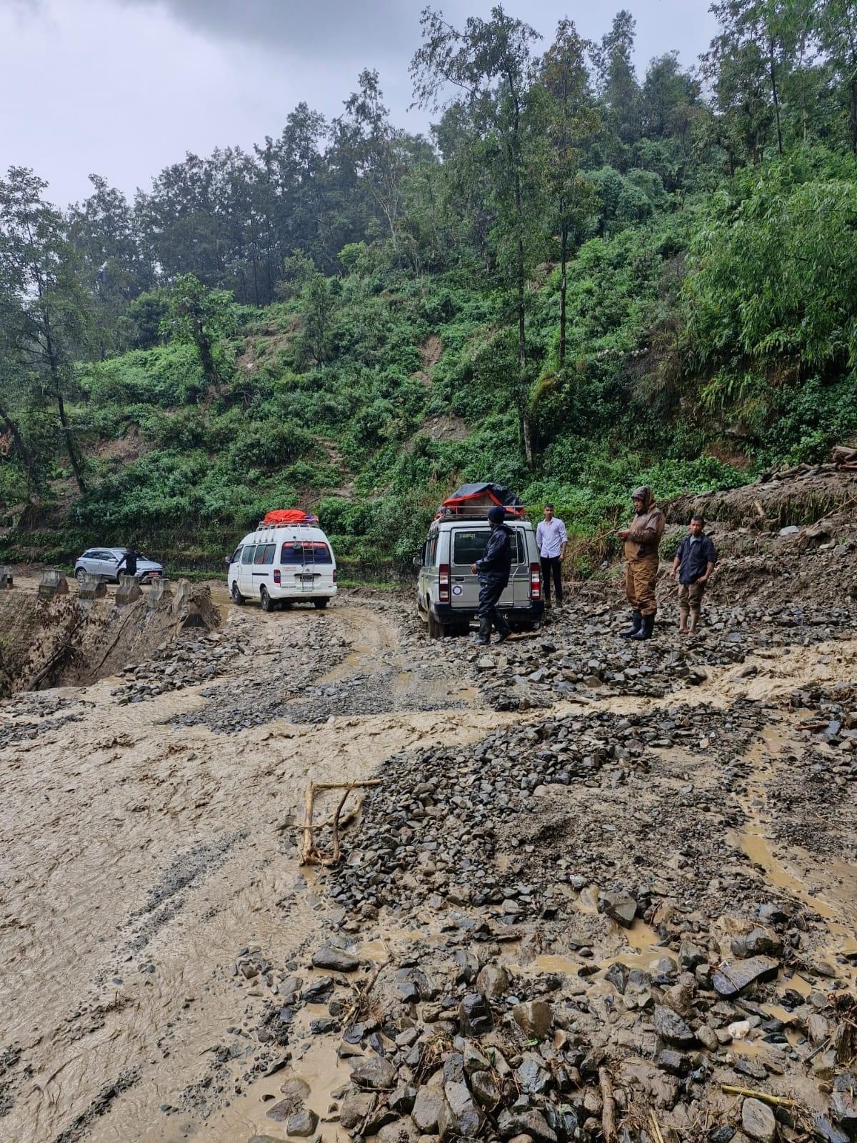 बर्सातका कारण सडकमा लेदो थुप्रिएपछि बीपी राजमार्ग एकतर्फी