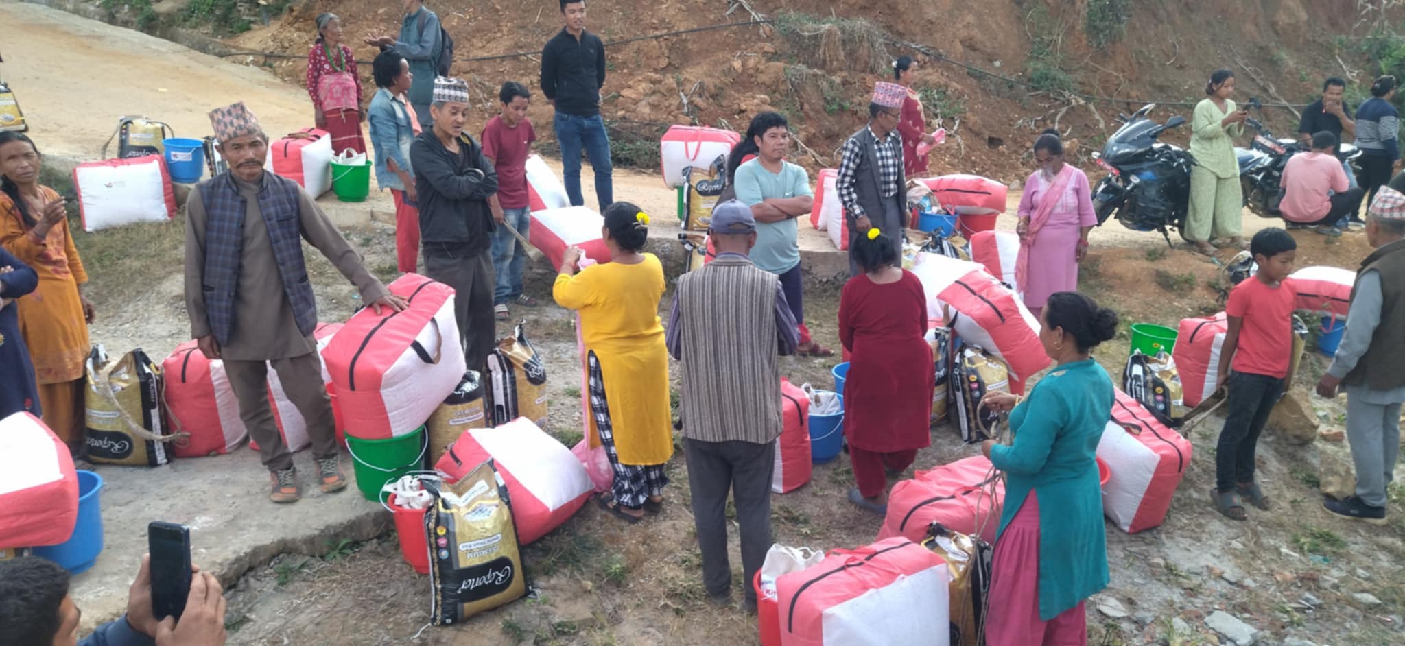 तेमालको बाढि पहिरो पिडितलाई राहात बितरण