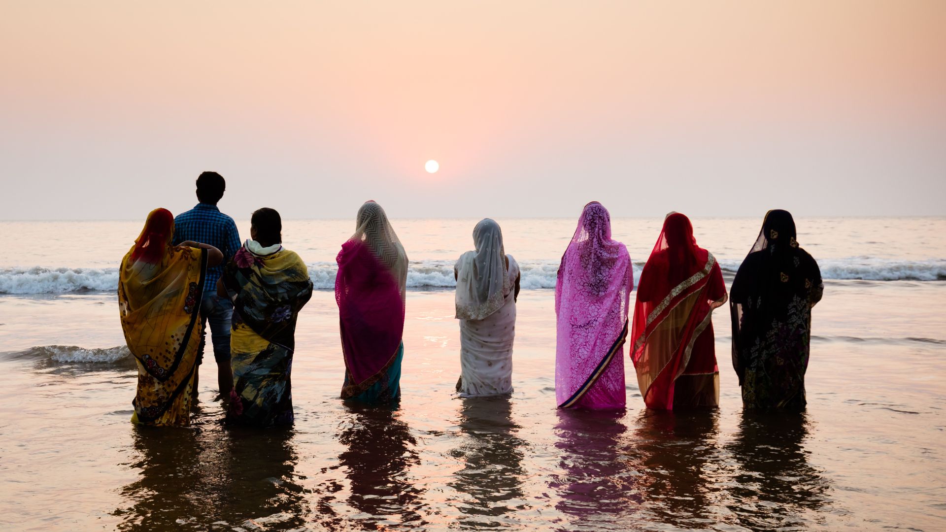 आज छठको मुख्य दिन, अस्ताउँदो सूर्यलाई अर्घ्य दिइँदै